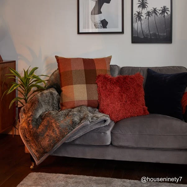 Dunelm Verbier Faux Fur 150cm X 200cm Throw 6 Dunelm Verbier Faux Fur 150cm X 200cm Throw - Image 4