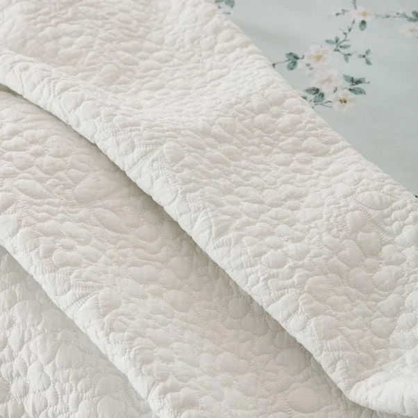 Dunelm Bloom Floral White Quilted Bedspread 5 Dunelm Bloom Floral White Quilted Bedspread - Image 3